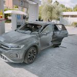 Esplosione di un suv durante il rifornimento a roma: uomo gravemente ustionato, indagini in corso
