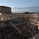 Fedeli in piazza san pietro in attesa della fumata bianca per il nuovo papa il 2025