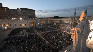 Fedeli_in_piazza_san_pietro_in