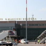 Fermato all’aeroporto di bologna con vertebre di delfino nascoste nel bagaglio a mano