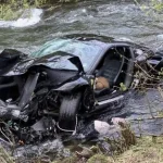 Ferrari esce di strada durante raduno e precipita nel fiume: una coppia britannica perde la vita