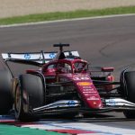 Ferrari presenta la tuta speciale di Charles Leclerc per il gp di monaco 2025 con i colori della costa azzurra