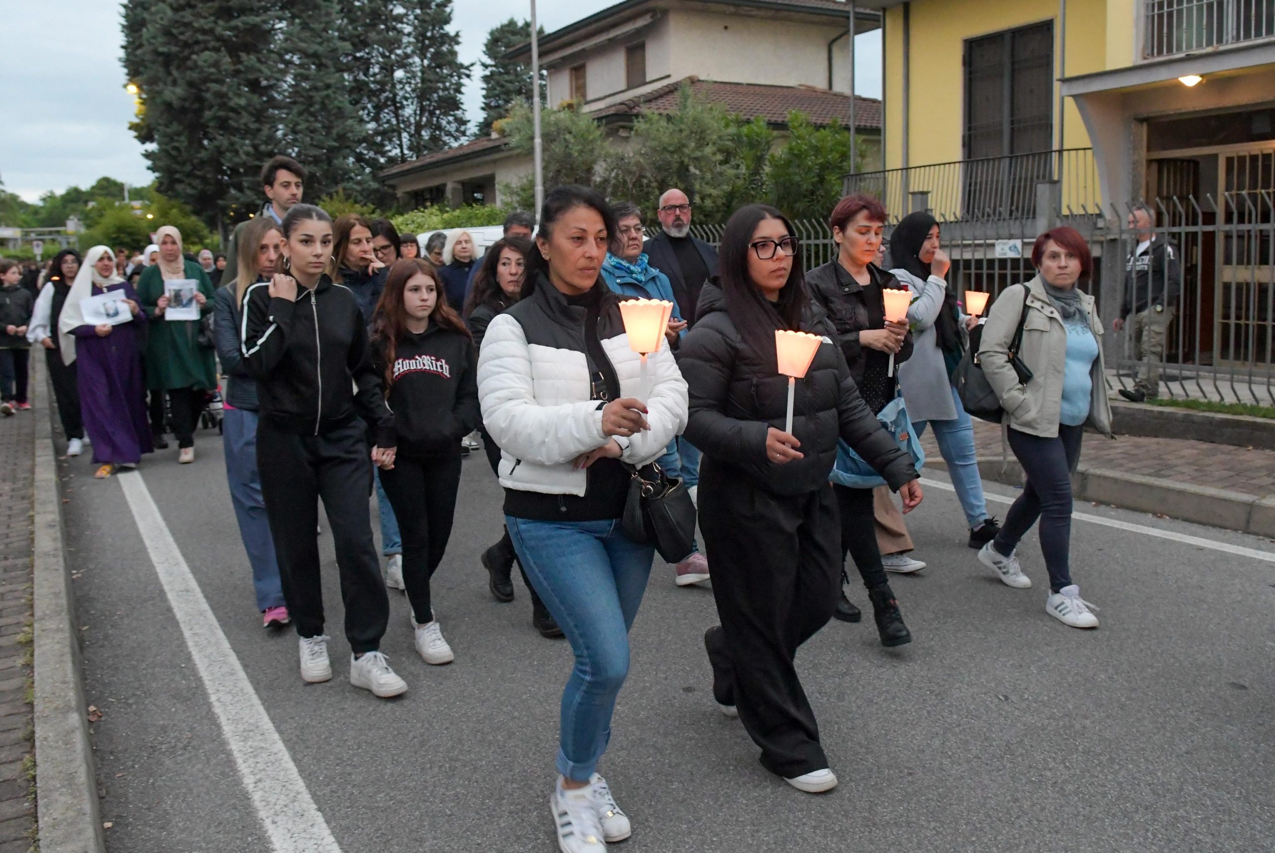 Fiaccolata_a_Settala_contro_la