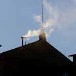 Fumata bianca a roma annuncia l’elezione del nuovo papa, campane in festa