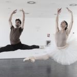 Gala fracci al teatro alla scala: omaggio alla leggenda della danza milanese domani sera a milano