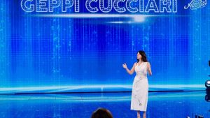 Geppi_Cucciari_prende_in_giro_