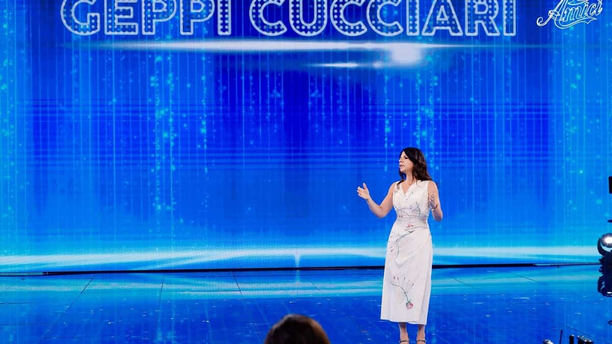 Geppi_Cucciari_prende_in_giro_