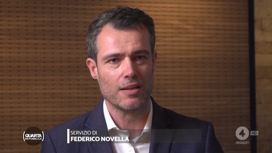Giornalista_mediaset_si_finge_