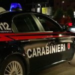 Giovane di 22 anni minaccia la madre con un coltello a Cerveteri: arresto per maltrattamenti e tentata estorsione