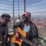 Giuliano Sangiorgi e Danilo Tasco cantano a sorpresa sulla balconata della mole antonelliana a torino