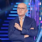 Grande fratello 2025, Signorini tenta ancora con Paola Barale ma riceve un’altra risposta negativa