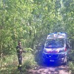 Guardia giurata trovata morta in auto nella pineta di castel fusano a roma, si ipotizza suicidio