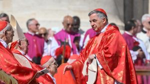 Il_cardinale_angelo_becciu_com