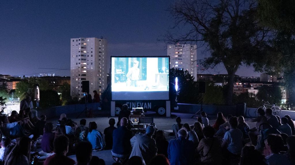 Il_cinevan_porta_il_cinema_gra