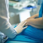 Il dibattito sul suicidio assistito nel regno unito spacca la comunità medica tra etica, paura e diritto di scelta