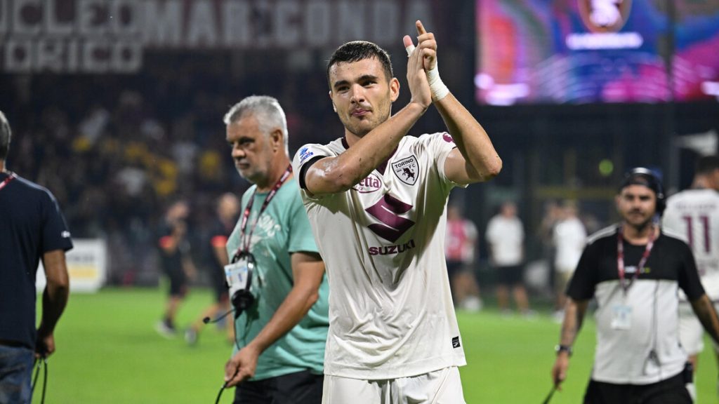 Il_difensore_del_Torino_Perr_S