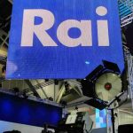 Il famoso volto della Rai lascia per Canale 5: un cambio che scuote la tv italiana nel 2025