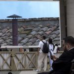 Il mondo segue il conclave con dirette live e attesa per la fumata bianca, focus su papabili e tradizioni vaticane