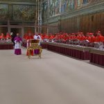 Il nuovo papa saluta personalmente i cardinali appena eletti e cena con loro in vaticano