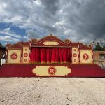 Il teatro dell’opera di roma porta barbiere di siviglia in giro per la città su un camion teatrale