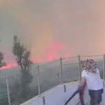 Incendio devastante in una località collinare d’Italia: fiamme minacciano abitazioni spinte dal vento
