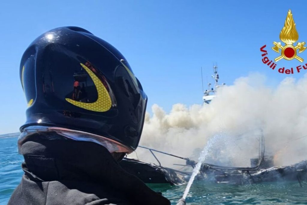 Incendio_su_una_barca_a_dieci_