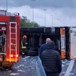 Incidente con tir ribaltato sul grande raccordo anulare a Roma al km 24,7: traffico bloccato e interventi in corso