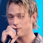 Irama scompare dai social per mesi e torna con una lettera aperta ai fan e una casella postale