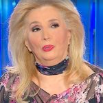 Iva Zanicchi svela il rapporto con i genitori e ricorda l’intervento al naso che causò un lungo silenzio