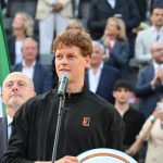 Jannik sinner e Carlos alcaraz scendono in campo nel secondo giorno del Roland Garros 2025