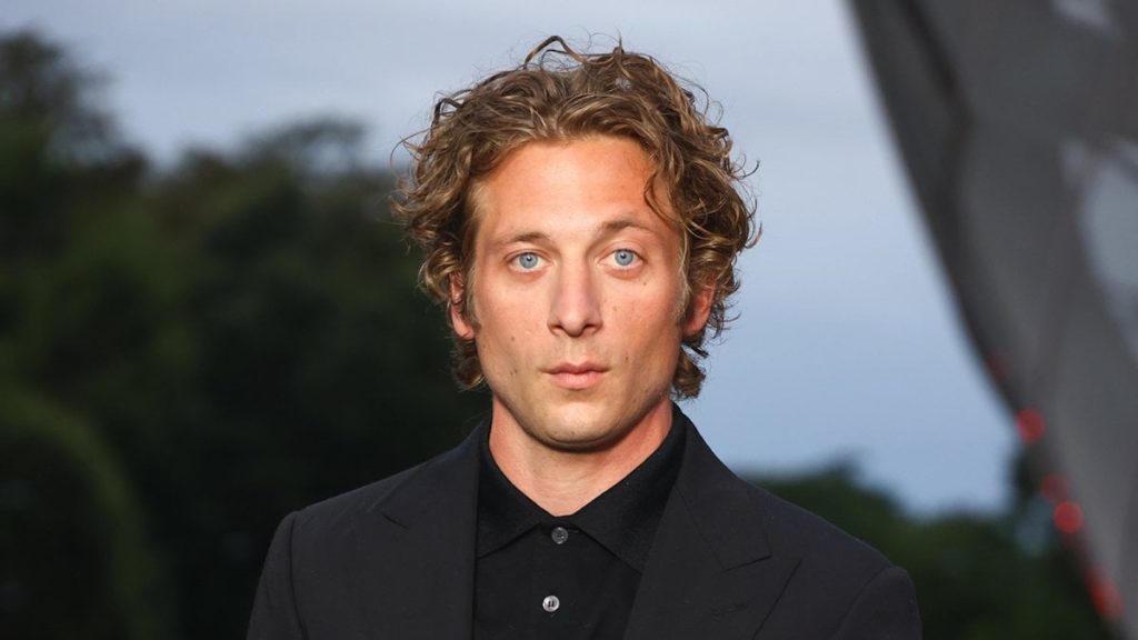 Jeremy_Allen_White_e_Austin_Bu