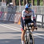Joshua Tarling vince la cronometro di Tirana e Primoz Roglic conquista la maglia rosa al giro d’Italia 2025