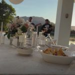 Justin bieber festeggia la mamma con un regalo a sorpresa per hailey durante un pranzo