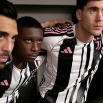 Juventus presenta il nuovo kit home con dettagli rosa e un motivo ispirato al codice a barre per la stagione 2025/26