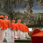 L’attesa del nuovo papa e il peso dei funerali di papa Francesco nelle cronache mondiali