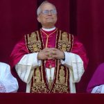 L’elezione di papa leone xiv tra abiti sacri e aspettative sociali a roma