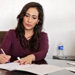 La festa della mamma non è più fissa all’8 maggio, mentre in Italia si apre il dibattito su lavoro e parità femminile nel 2025