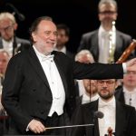 La filarmonica della scala riprende il concerto gratuito in piazza duomo con riccardo chailly e emmanuel tjeknavorian