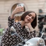 La serie emily in paris sbarca a roma per le riprese della quinta stagione malgrado il dissenso di macron
