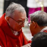 La tifoseria dei vicentini e il cardinale parolin dopo l’elezione di papa leone XIV