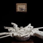 La veneranda biblioteca ambrosiana e jago aprono un dialogo tra arte classica e contemporanea con la canestra di armi