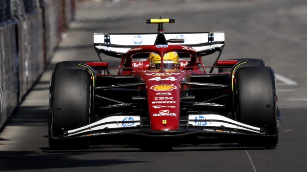 Lewis_Hamilton_e_la_Ferrari_tr