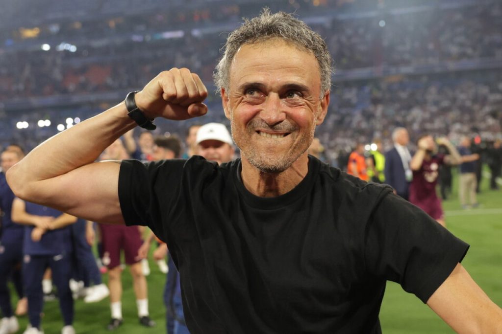 Luis_Enrique_dedica_la_vittori