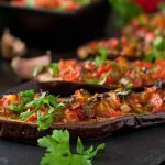 Melanzane farcite al forno: la ricetta facile con ripieno filante che fa impazzire tutti