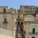 Migliaia di persone all’infiorata di noto per un messaggio di pace internazionale nel 2025