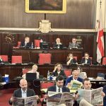 Milano, consigliere di fratelli d’italia bloccano il consiglio comunale per assenza del sindaco sala sulle inchieste urbanistiche