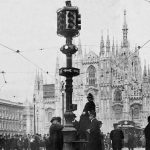 Milano celebra cento anni del primo semaforo con mostra artistica e riflessioni sulla città