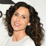 Minnie driver nel cast della quinta stagione di emily in paris, le riprese si spostano a roma