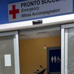 Motorino elettrico lasciato in carica nella sala d’attesa del pronto soccorso a Messina, scatta la denuncia
