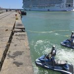 Nave da crociera rompe gli ormeggi a catania, due turisti cadono in mare e vengono tratti in salvo